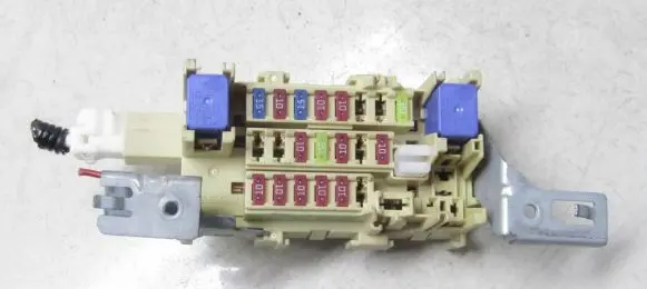 Nissan Juke I F15 Fuse module