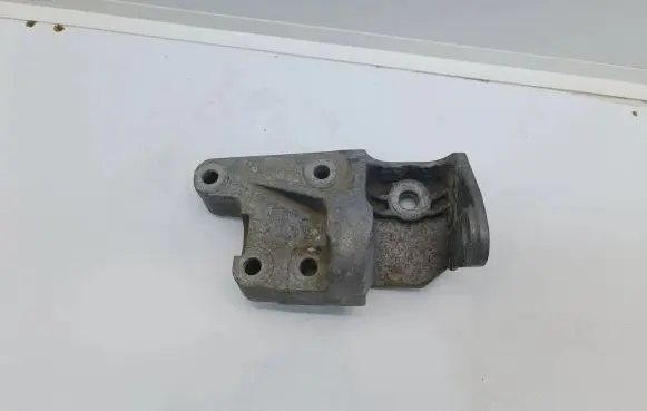 Peugeot 508 Engine mounting bracket 9677163980 86945E01