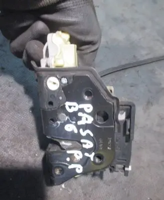Volkswagen PASSAT B6 Front door lock 3C1837016A