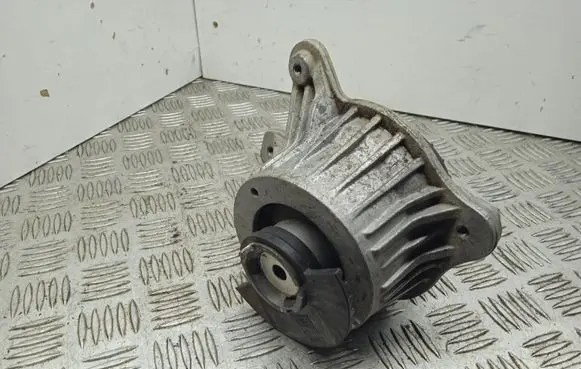 Mercedes-Benz C W205 Engine mount bracket A2052406717
