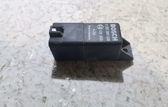 Volkswagen PASSAT B6 Glow plug pre-heat relay 0281003038