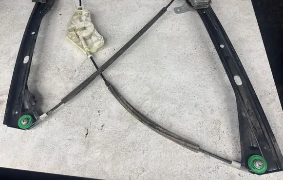 Volkswagen Golf V Front window lifting mechanism without motor 986288