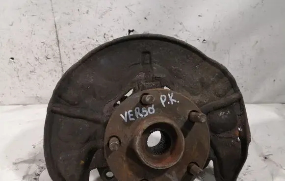 Toyota Corolla Verso AR10 Front wheel hub