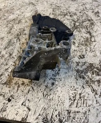 Nissan Juke I F15 Engine mounting bracket
