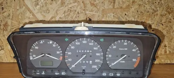 Volkswagen PASSAT B4 Speedometer (instrument cluster) 3a0919033c
