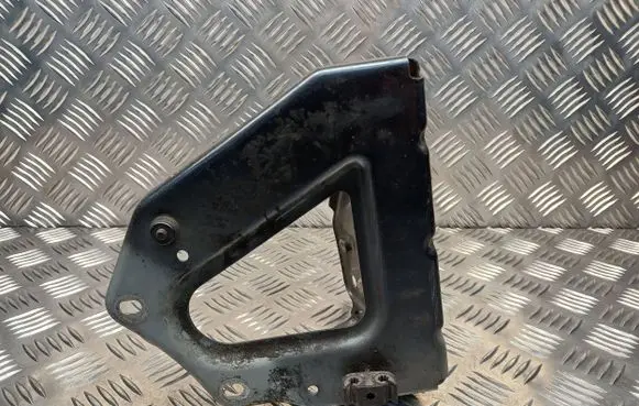Audi A6 S6 C6 4F Fender mounting bracket 4F0821135
