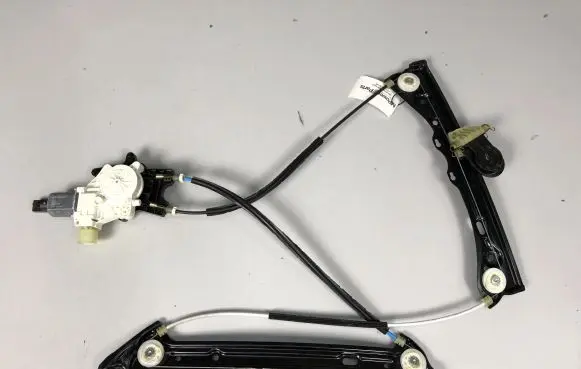 BMW 4 F32 F33 Front door electric window regulator 7352747