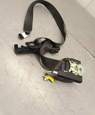 Volkswagen Touran II Front seatbelt 34153870