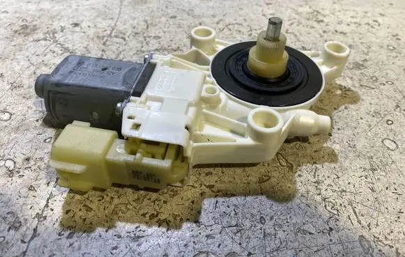 Chrysler 200 Front door window regulator motor 0130822935