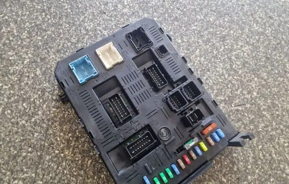 Peugeot 807 Fuse module 9660105980
