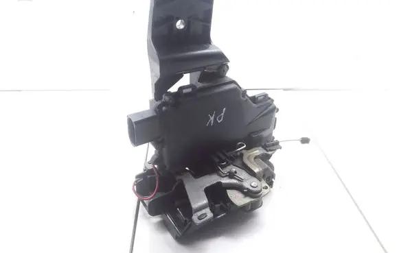 Volkswagen New Beetle Front door lock 3B0837867