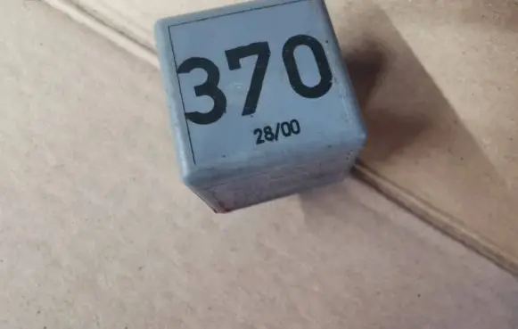 Volkswagen PASSAT B4 Other relay 8D0951253 V23134J52X300