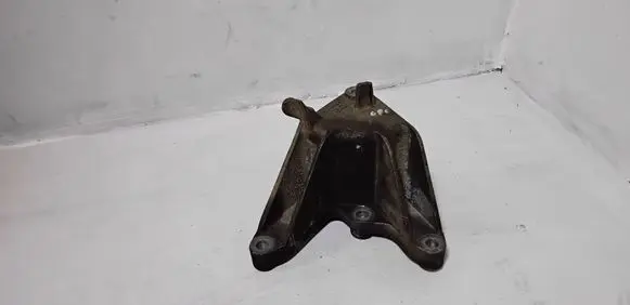 Gearbox mounting bracket