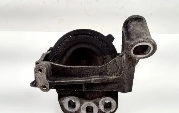 Mazda 6 Engine mount bracket