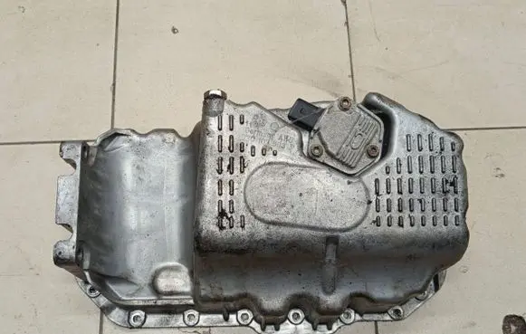 Volkswagen Touran I Oil sump 03C103603J
