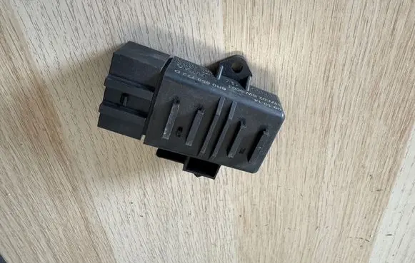Audi A1 Seat heating relay 6R0959772D