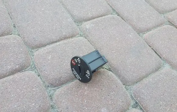Passenger airbag on/off switch