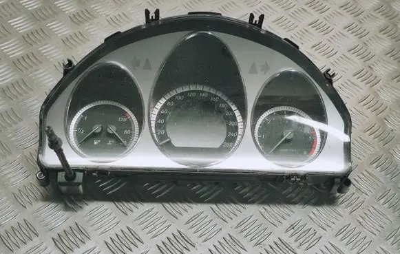 Mercedes-Benz GLK (X204) Speedometer (instrument cluster) A2049003802