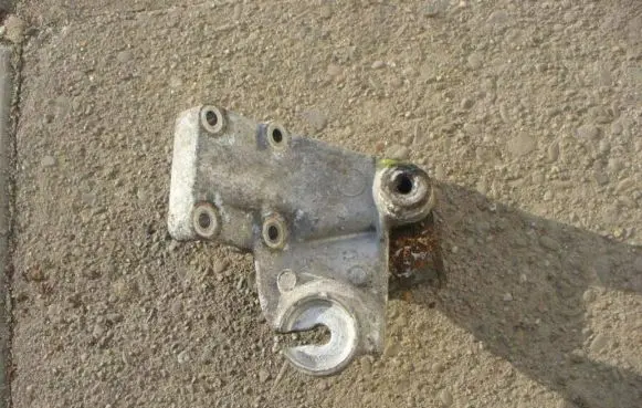 Mercedes-Benz S W116 Engine mounting bracket 1162235104