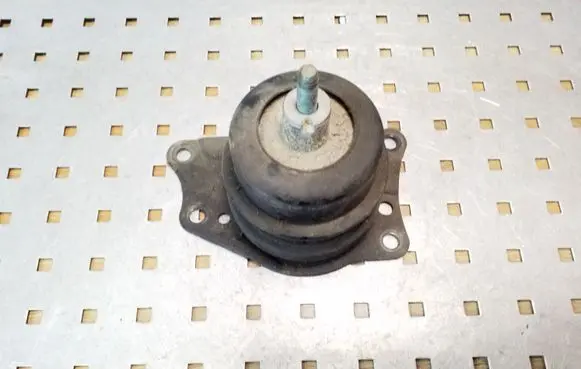 Engine mount bracket