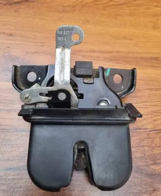 Audi A3 S3 8L Loading door lock 8L0827505E AKS010200 505E