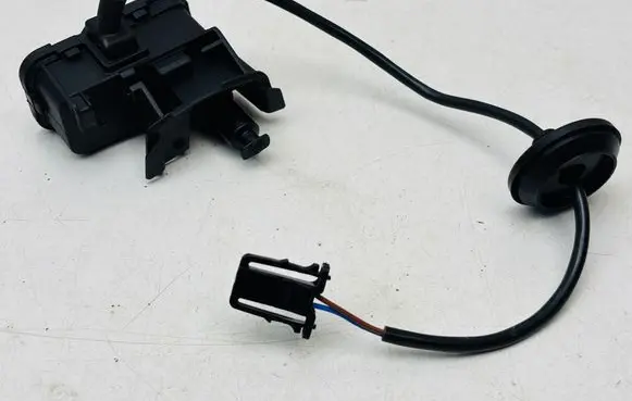 Volkswagen Golf VII Fuel tank cap lock motor 5C6810773K