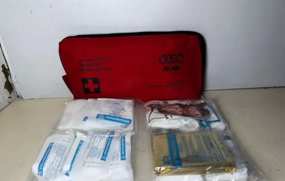 Audi A6 S6 C5 4B First aid kit 4B0860281