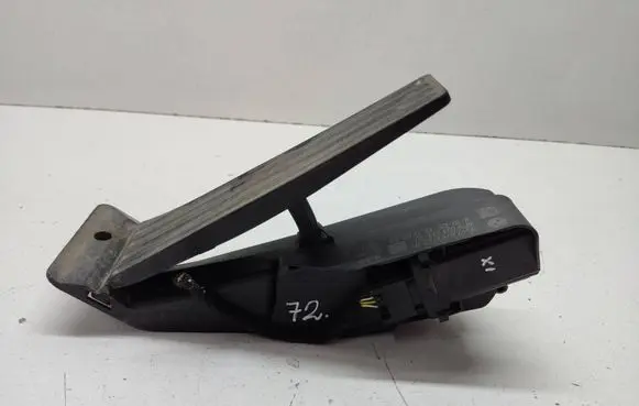 Accelerator throttle pedal