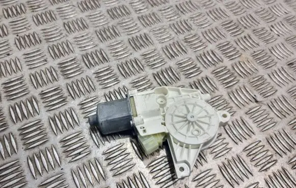 Mercedes-Benz E W212 Front door window regulator motor A2048200142 971219100 0130822503