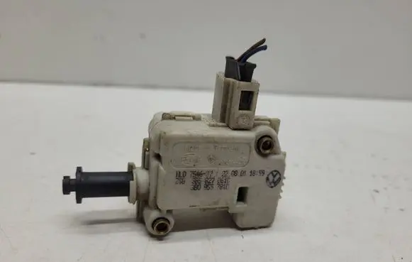 Volkswagen PASSAT B5 Tailgate boot lock/latch motor 3B0959781D