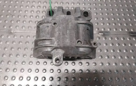 Engine mount vacuum valve
