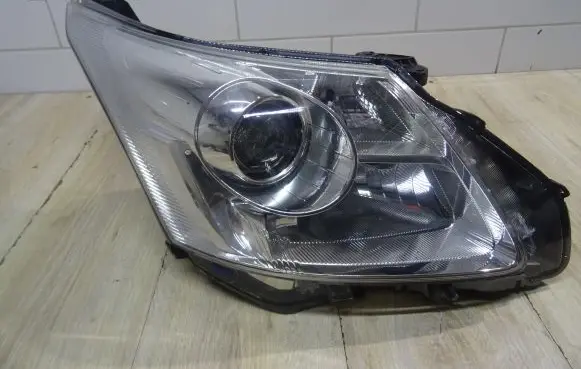 Toyota Avensis T270 Headlight/headlamp 0512