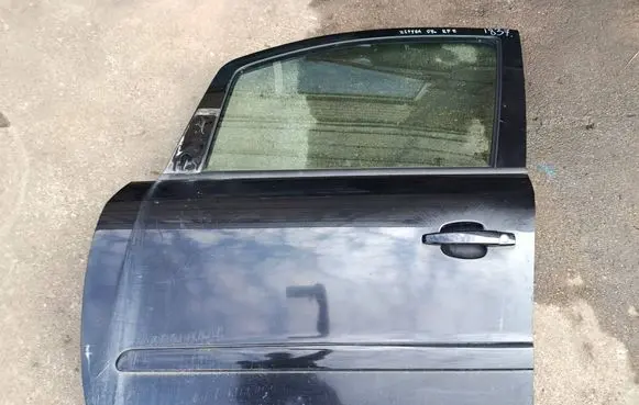 Opel Zafira B Front door