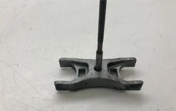 Volkswagen PASSAT B8 Fuel Injector clamp holder