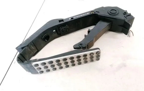 Mercedes-Benz CLC CL203 Accelerator throttle pedal A1703000404