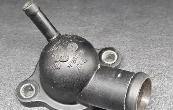 Skoda Octavia Mk3 (5E) Engine coolant pipe/hose 04L121131J