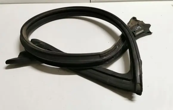Ford Mustang VI Front door rubber seal FR3B6391507A