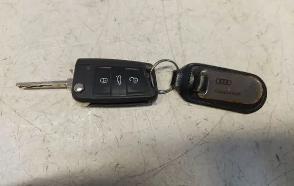 Audi A1 Ignition key/card 82A837220
