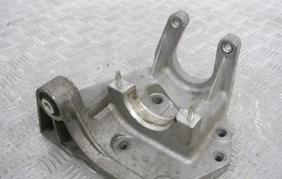 BMW 2 Active Tourer U06 Engine mount bracket EJ324H473AD