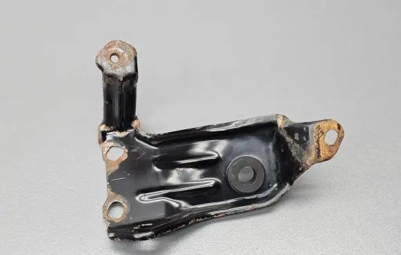 Radiator mount bracket