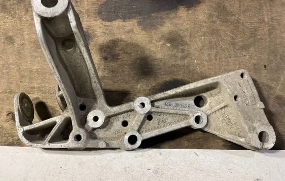 Volkswagen Golf Plus Engine mounting bracket 1K0199296E