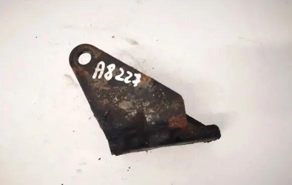 Nissan X-Trail T30 Engine mounting bracket
