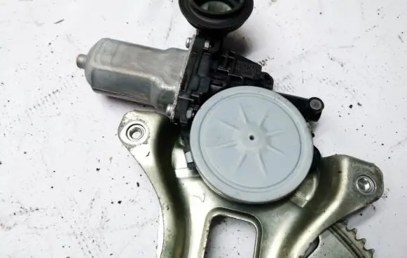 Toyota Prius (XW20) Front door window regulator motor 8572035140 85720-35140