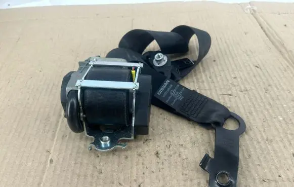 Nissan Qashqai Front seatbelt E9047136