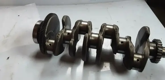 Volkswagen PASSAT B8 Crankshaft 04L105263D