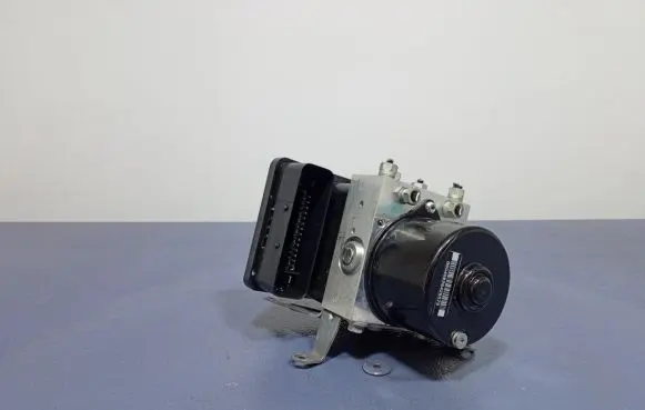 BMW 1 E82 E88 ABS Pump 6777159