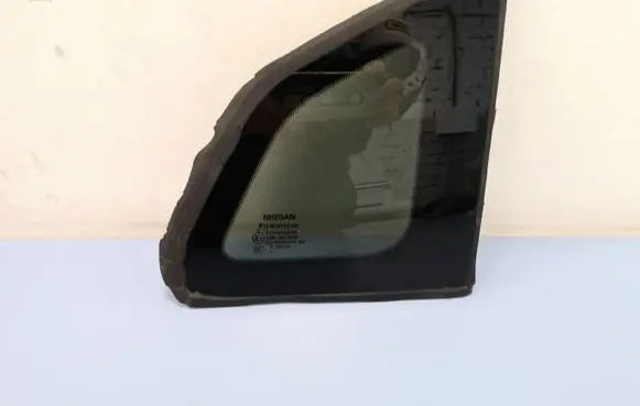Nissan Qashqai Rear side window 833124EA0A