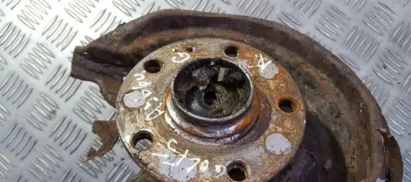 Volkswagen Golf V Rear wheel hub