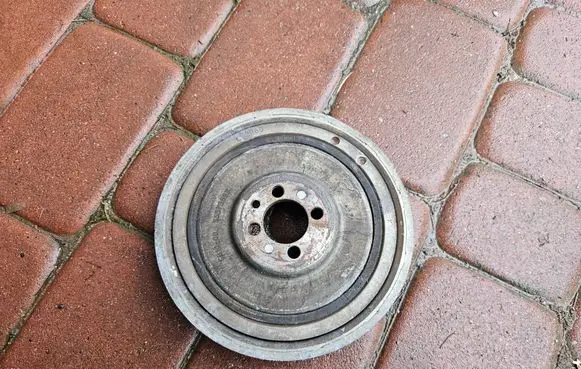 Opel Insignia A Crankshaft pulley 55573593-