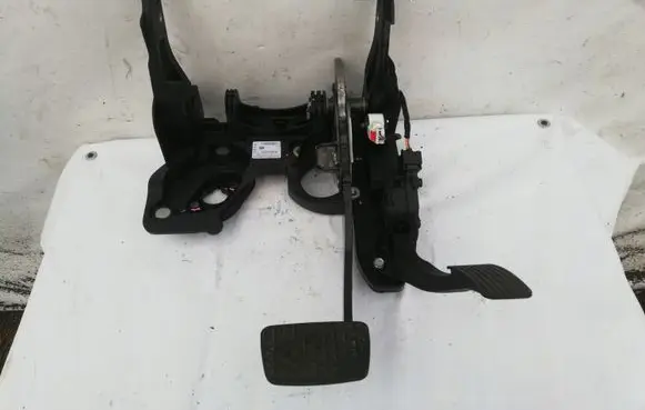 Opel Astra J Pedal assembly 